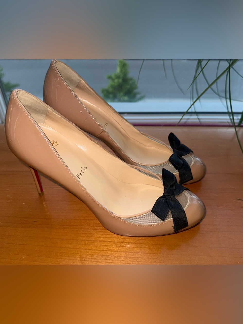 Christian Louboutin Nude Patent Leather Bow Peep-Toe Heels with Black Bows - Picture 2 of 7